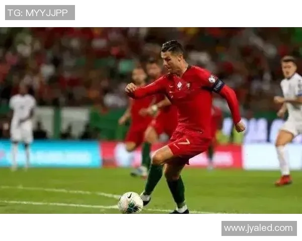 足球巨星挑战极限技艺将足球精准踢入篮球筐的精彩瞬间